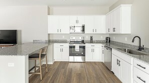 Réfrigérateur, tables à manger