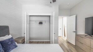 2 habitaciones, escritorio, tabla de planchar con plancha y wifi 