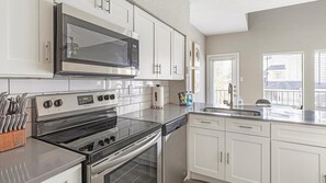 Réfrigérateur, tables à manger