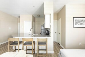 Bureau, fer et planche à repasser, Wi-Fi, draps fournis