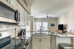 Réfrigérateur, tables à manger