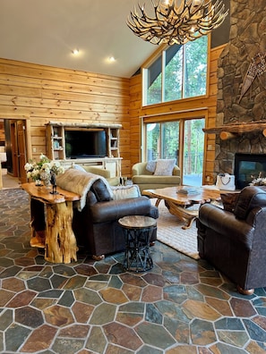 Smart TV, fireplace, DVD player, table tennis