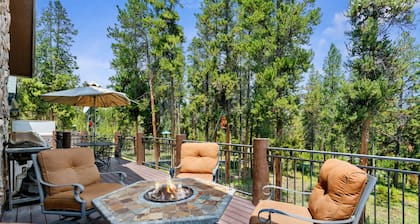 Luxury Mountain Cabin: Hot Tub, Mtn Views, Game Room - Sleeps 10