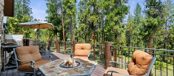 Luxury Mountain Cabin: Hot Tub, Mtn Views, Game Room - Sleeps 10