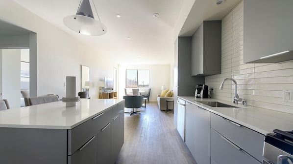 Réfrigérateur, table de salle à manger