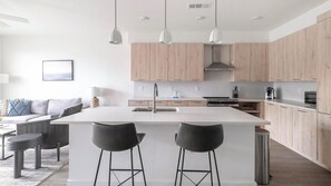 Réfrigérateur, tables à manger