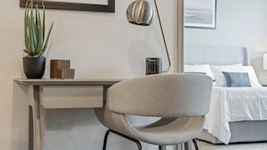 2 soverom, skrivebord, strykejern/-brett og wi-fi