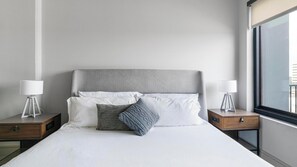 2 soverom, skrivebord, strykejern/-brett og wi-fi