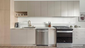 Kjøleskap og spisebord