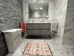 Shower, hair dryer, bidet, towels