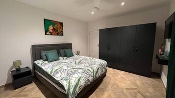 3 quartos, ferros/tábuas de passar roupa, Wi-Fi, roupa de cama