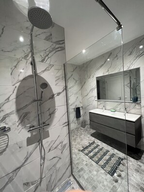 Dusche, Haartrockner, Bidet, Handtücher