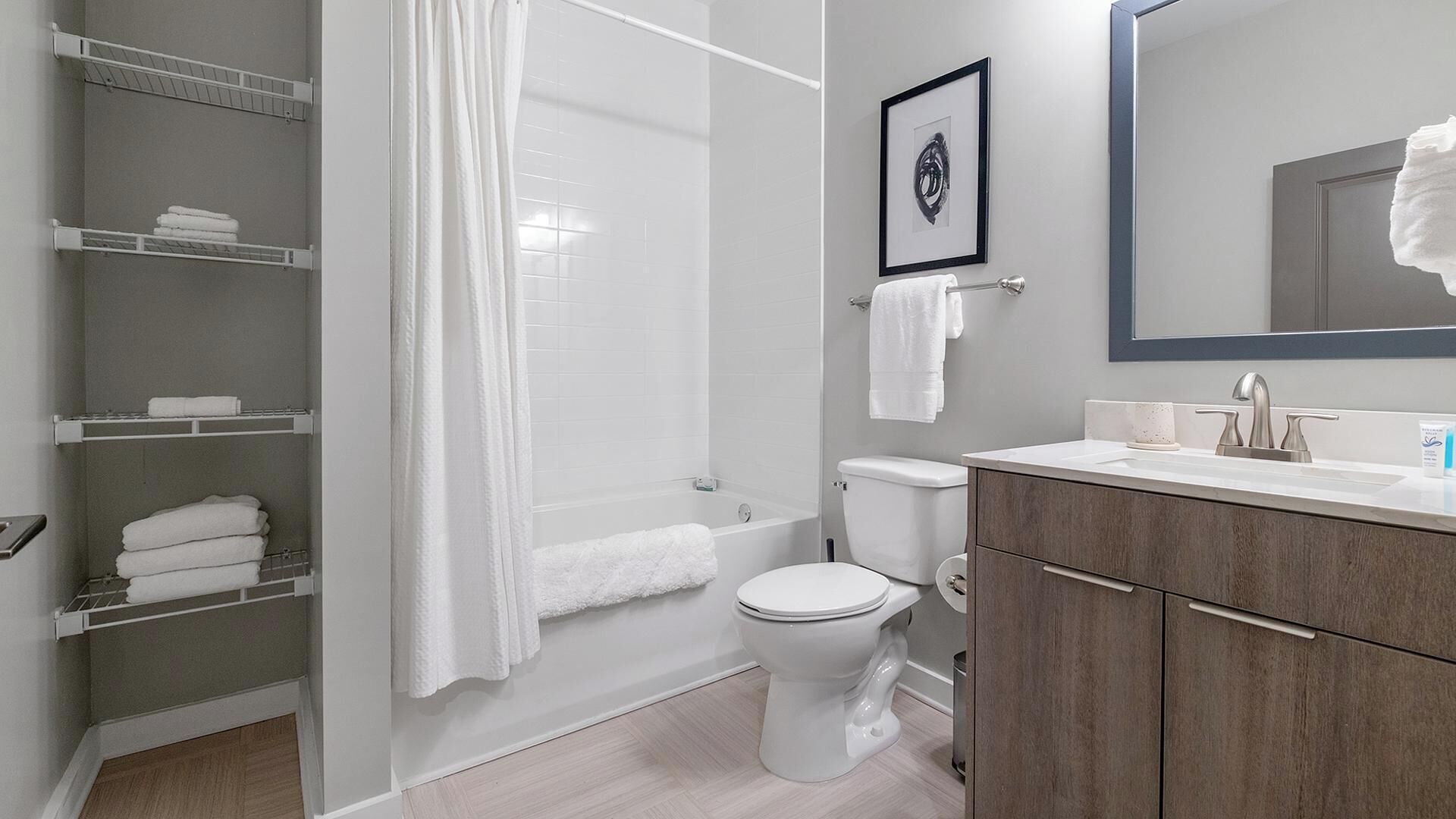 Ein modernes Badezimmer mit Dusche, Toilette und Waschtisch.