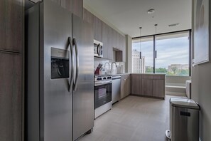 Fridge, dining tables - Landing | Stunning 1BD in Fountain Heights (Birmingham)