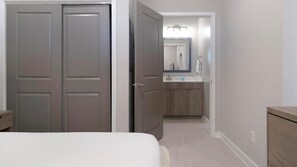 1 habitación, escritorio, tabla de planchar con plancha y wifi 