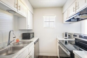 Een koelkast, een eettafel