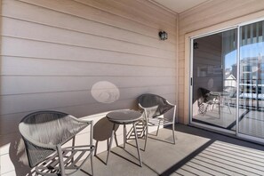 Terrace/patio - Landing | Chic 1BD, Gym, Pool (Fort Worth)