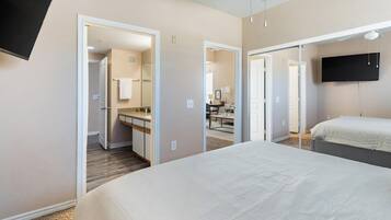 1 slaapkamer, een bureau, een strijkplank/strijkijzer, wifi