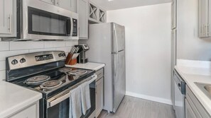 Réfrigérateur, tables à manger