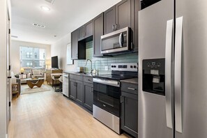 Kühlschrank, Esstisch