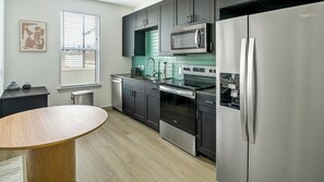 Réfrigérateur, table de salle à manger