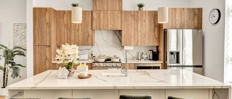 冷蔵庫、電子レンジ、オーブン、コンロ