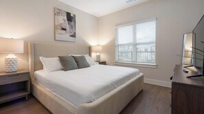 1 dormitori, escriptori, planxa i posts de planxar i wifi