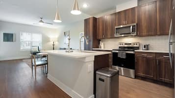 Réfrigérateur, tables à manger