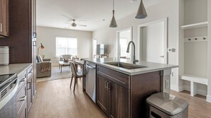 Frigorífico y mesa de comedor