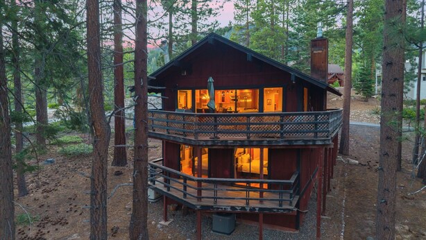 A cabin with a balcony, surrounded by trees. - Secluded Incline Village Stay w/ Deck Near Diamond Peak & Lake Cloud 9 and 1/2 by Avantstay (Incline Village)