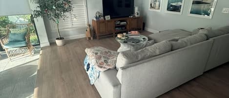 Smart TV, computer monitors