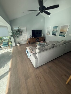 Smart TV, computer monitors