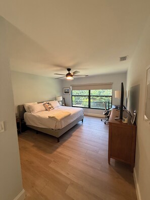 2 bedrooms, desk, WiFi