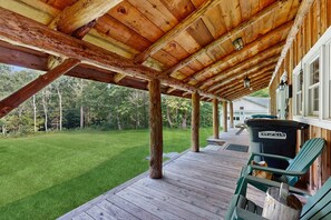 Terrace/patio - Cozy dog-friendly house w/ mountain & pond views, trails, firepit, bbq, patio (Smugglers Notch)