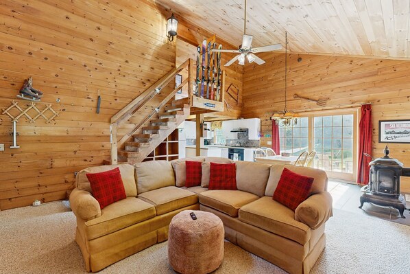 TV, fireplace - Cozy dog-friendly house w/ mountain & pond views, trails, firepit, bbq, patio (Smugglers Notch)