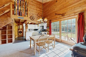 Fridge, microwave, oven, stovetop - Cozy dog-friendly house w/ mountain & pond views, trails, firepit, bbq, patio (Smugglers Notch)