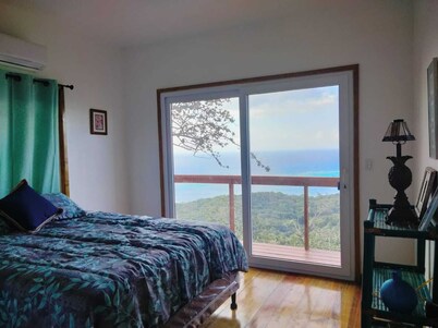 Ocean view 2bedroom condo wonderful Views with AC, stunning Sunrise and sets.