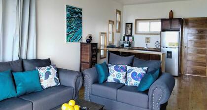 Ocean view 2bedroom condo wonderful Views with AC, stunning Sunrise and sets.