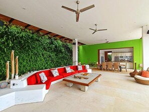 智能电视、DVD 播放器、乒乓球、书