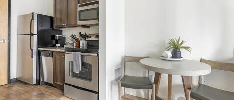 Réfrigérateur, tables à manger