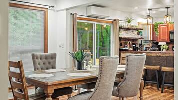 House (5 Bedrooms) | Interior