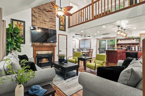 Stylish Mountain Retreat w/ Hot Tub & Firepit Penn Estate Getaway by Avantstay