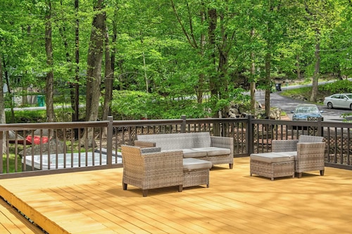 Stylish Mountain Retreat w/ Hot Tub & Firepit Penn Estate Getaway by Avantstay