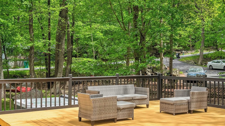 Stylish Mountain Retreat w/ Hot Tub & Firepit Penn Estate Getaway by Avantstay