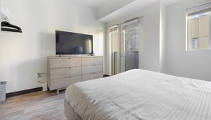 Desk, iron/ironing board, WiFi, bed sheets