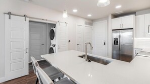 Frigorífico y mesa de comedor