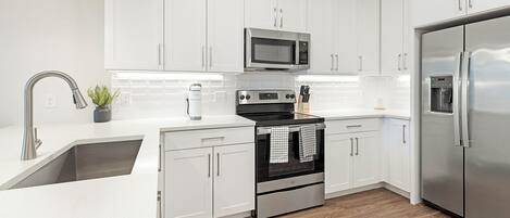 Réfrigérateur, tables à manger