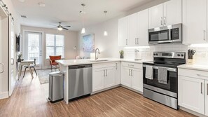 Kylskåp och matbord