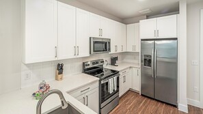 ثلاجة، مائدة طعام