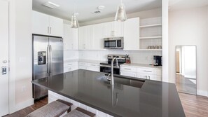Refrigerador, mesa de comedor